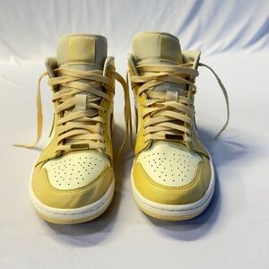Nike Air Jordan 1 Mid SE Pale Vanilla FB9892-200 Women's Size 10